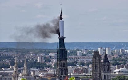 Francia, domato incendio su guglia della cattedrale di Rouen. VIDEO