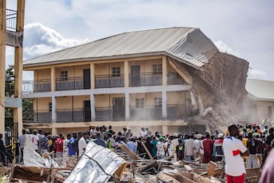 Nigeria, crolla una scuola durante esami, decine di morti e feriti