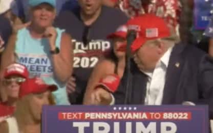 Spari contro Donald Trump, il momento del ferimento al comizio. VIDEO