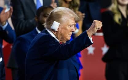Trump a convention repubblicana: orecchio bendato e standing ovation
