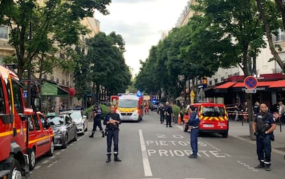 Auto piomba in un bar a Parigi, un morto e diversi feriti