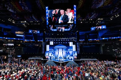 Usa, Trump ricompare alla convention Gop e sale sul palco
