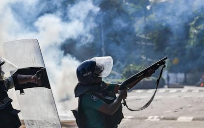 Bangladesh, violenti scontri tra polizia e studenti: oltre 100 morti