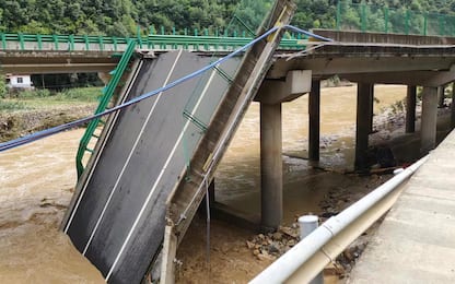 Cina, crolla un ponte per il maltempo: almeno 12 morti e 31 dispersi
