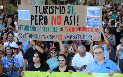 Maiorca contro turismo di massa, abitanti scendono in strada a Palma