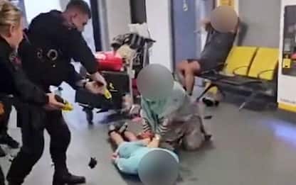 Manchester, agente in aeroporto prende a calci uomo immobilizzato