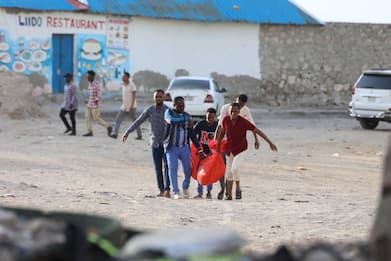 Somalia, attentato in una spiaggia di Mogadiscio: almeno 32 morti 