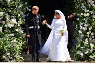 960096284 WINDSOR, UNITED KINGDOM - MAY 19: Britain's Prince Harry, Duke of Sussex and his wife Meghan, Duchess of Sussex leave from the West Door of St George's Chapel, Windsor Castle, in Windsor on May 19, 2018 in Windsor, England. (Photo by Ben STANSALL - WPA Pool/Getty Images)