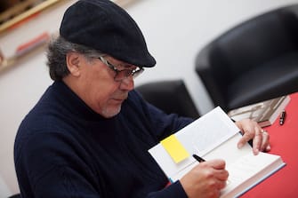 624430096 MILAN, ITALY - NOVEMBER 19: Writer, Journalist Luis Sepulveda signs his novel 'La Fine della Storia' at Bookcity Milan 2016 on November 19, 2016 in Milan, Italy. (Photo by Rosdiana Ciaravolo/Getty Images)