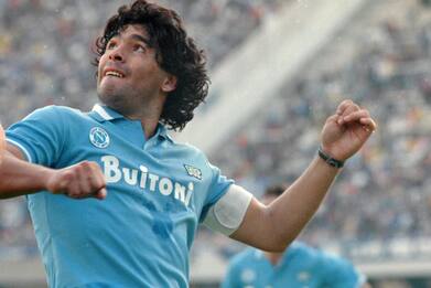 Maradona, la statua davanti allo stadio: il ricordo di Napoli