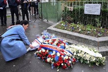 epa10972883 An elected official places a bouquet of flowers in front of a commemorative plaque, to mark the eighth anniversary of the Paris attacks, near the 'Bonne Bierre' bar in Paris, France, 13 November 2023. On 13 November 2015, gunmen killed 130 people in a terrorist attack across Parisian cafes, the Stade de France stadium and the Eagles of Death Metal concert at the Bataclan concert hall.  EPA/BERTRAND GUAY / POOL  MAXPPP OUT
