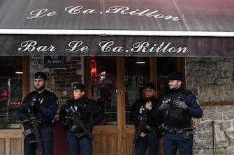 epa10972845 Armed CRS police officers stand guard ahead of a ceremony marking the eighth anniversary of the Paris attacks of November 13, at the site of the November 13 attacks at the 'Carillon' bar and restaurant in Paris, 13 November 2023. On 13 November 2015, gunmen killed 130 people in a terrorist attack across Parisian cafes, the Stade de France stadium and the Eagles of Death Metal concert at the Bataclan concert hall.  EPA/BERTRAND GUAY / POOL  MAXPPP OUT