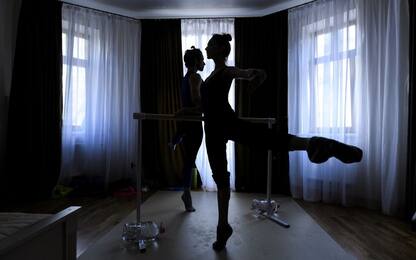 Coronavirus Russia, i ballerini del Bolshoi danzano a casa. FOTO