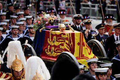 Funerali della regina Elisabetta, tutti i simboli sulla bara