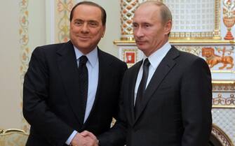 epa02327168 Russian Prime Minister Vladimir Putin (R) shakes hands with Italian Prime Minister Silvio Berlusconi (L), during their meeting in Novo-Ogaryovo residence outside Moscow, Russia, 10 September 2010. EPA / ALEXEY NIKOLSKY / POOL RIA NOVOSTI / *** NO SALES NO ARCHIVES NOT FOR USE AFTER 10 OCTOBER 2010 ***
