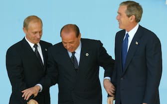 ROM09 - 20020528 - ROME, ITALY : Italian Premier Silvio Berlusconi (C) leads Russian President Vladimir Putin (L)  and US President George W. Bush during NATO-Russia Summit at Pratica di Mare airforce base outside Rome on Monday, 28 May 2002. The 20-nation summit established a joint council in which Moscow will have an equal voice in taking common decisions on such hot-button issues as terrorism, arms proliferation and military reform.  EPA PHOTO EPA/SERGEI CHIRIKOV