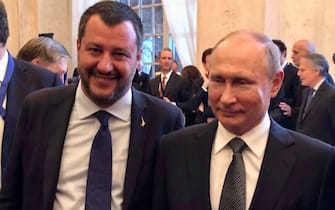 Il vicepremier e ministro dell'Interno, Matteo Salvini, con il presidente russo Vladimir Putin in una immagine pubblicata sul suo profilo Twitter, 04 luglio 2019.
TWITTER MATTEO SALVINI
+++ATTENZIONE LA FOTO NON PUO' ESSERE PUBBLICATA O RIPRODOTTA SENZA L'AUTORIZZAZIONE DELLA FONTE DI ORIGINE CUI SI RINVIA+++