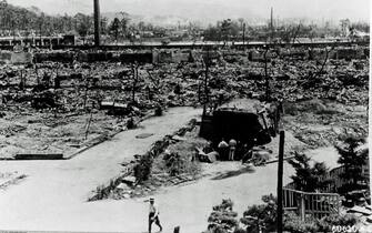 Hiroshima, Japan in ruins after the dropping of the atomic bomb, August 6, 1945. August 1945. People have built a shelter. The bomb  Little Boy , was dropped on Hiroshima by an American B-29 bomber, the Enola Gay, flown by Colonel Paul Tibbets, directly killing an estimated 80,000 people. By the end of the year, injury and radiation brought the total number of deaths to 90,000-166,000. Hiroshima, Japan. (Photo By Galerie Bilderwelt/Getty Images)