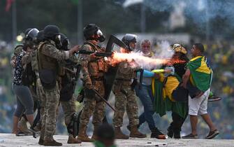 epa10396410 Police confront supporters of former Brazilian President Jair Bolsonaro invading Planalto Palace, in Brasilia, Brazil, 08 January 2023. Hundreds of supporters of former Brazilian President Jair Bolsonaro invaded the headquarters of the National Congress, and also Supreme Court and the Planalto Palace, seat of the Presidency of the Republic, in a demonstration calling for a military intervention to overthrow President Luiz Inacio Lula da Silva. The crowd broke through the cordons of security forces and forced their way to the roof of the buildings of the Chamber of Deputies and the Senate, and some entered inside the legislative headquarters.  EPA/ANDRE BORGES