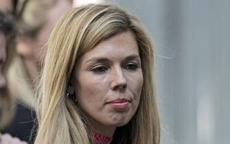 BRITAIN GOVERNMENT PRIME MINISTER epa07737744 Carrie Symonds (C), girlfriend of British Prime Minister Boris Johnson, and staff wait for his arrival at Downing Street following his appointment by the Queen in London, Britain, 24 July 2019. Former London mayor and foreign secretary Boris Johnson is taking over the post after his election as party leader was announced the previous day. Theresa May stepped down as British Prime Minister following her resignation as Conservative Party leader on 07 June. EPA/WILL OLIVER EPA-EFE/WILL OLIVER