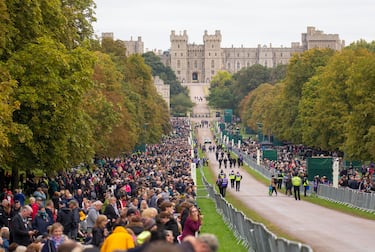 epa10192893 Mourners line the route of Queen Elizabeth IIâ€™s funeral procession on the Long Walk at Windsor Castle, Britain, 19 September 2022. The late Queen Elizabeth II will be buried inside the King George VI Memorial Chapel within St George's Chapel at Windsor alongside her late husband the Duke of Edinburgh. Britain's Queen Elizabeth II died at her Scottish estate, Balmoral Castle, on 08 September 2022. The 96-year-old Queen was the longest-reigning monarch in British history.  EPA/JON ROWLEY