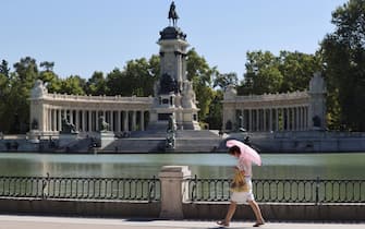 Una donna passeggia in un parco a Madrid