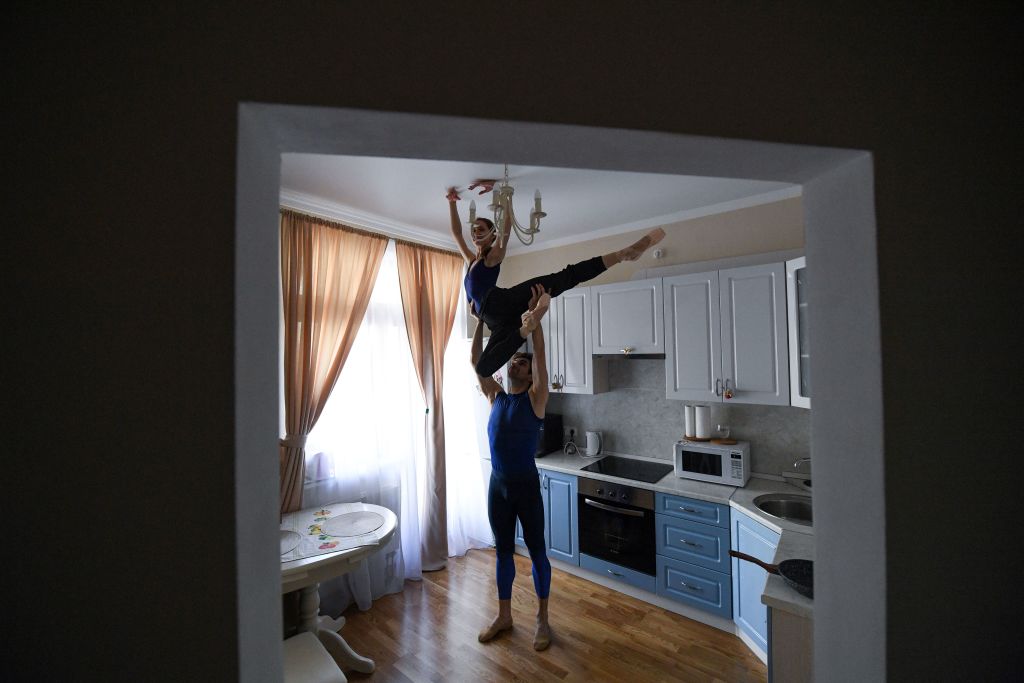 Dancing at home, foto di Kirill Kudryavtsev Le foto dei ballerini russi del Bolshoi si allenano a casa durante il lockdown