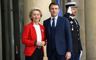 PARIS, FRANCE - FEBRUARY 28: French President Emmanuel Macron (R) welcomes European Commission President Ursula von der Leyen prior to a meeting about Ukraine crisis at the Elysee Palace on February 28, 2022 in Paris, France. (Photo by Li Yang/China News Service via Getty Images)