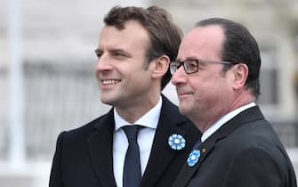 TOPSHOT - Outgoing French president Francois Hollande (R) and French president-elect Emmanuel Macron hug during the ceremony marking the 72nd anniversary of the victory over Nazi Germany during WWII on May 8, 1945 under the Arc de Triomphe monument in Paris on May 8, 2017. - ALTERNATIVE CROP (Photo by STEPHANE DE SAKUTIN / POOL / AFP) / ALTERNATIVE CROP (Photo by STEPHANE DE SAKUTIN/POOL/AFP via Getty Images)