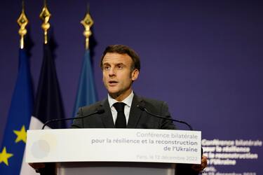 epa10363600 French President Emmanuel Macron delivers a speech during the French-Ukrainian conference for resilience and reconstruction at the Ministry of Economy in Paris, France, 13 December 2022.  EPA/LUDOVIC MARIN / POOL  MAXPPP OUT