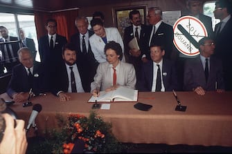 Photo prise le 14 juin 1985 lors de la signature Ã  bord d'un bateau Ã  Schengen de l'accord de Schengen relatif Ã  la suppression des contrÃ´le aux frontiÃ¨res cummunes entre les pays du BÃ©nÃ©lux, la RÃ©publique fÃ©dÃ©rale allemande et la France. De gauche Ã  droite : le secrÃ©taire d'Etat belge aux Affaires europÃ©ennes Paul de Keersmaeker, le secrÃ©taire d'Etat luxembourgeois au Affaires europÃ©ennes Robert Goebbels, la secrÃ©taire d'Etat franÃ§aise aux Affaires europÃ©ennes Catherine LalumiÃ¨re, qui appose sa signature au bas du document, le secrÃ©taire d'Etat auprÃ¨s du Bundeskanzler de RÃ©publique fÃ©dÃ©rale allemande Waldemar Schreckenberger et le secrÃ©taire d'Etat nÃ©eerlandais aux Affaires Ã©trangÃ¨res Willem Frederik van Eekelen.
A picture taken on June 14, 1985 shows the signature in Schengen of the Schengen Agreement about the abolition of police checks at common borders between Benelux, Federal Republic of Germany and France. Left to right : Paul de Keersmaeker from Belgium, Robert Goebbels from Luxemburg, Catherine LalumiÃ¨re from France, Waldemar Schreckenberger from RFA and Willem Frederik van Eekelen from Netherland.        (Photo credit should read MARCEL MOCHET/AFP via Getty Images)