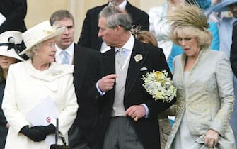 La regina Elisabetta, il principe Carlo e Camilla in una foto scattata a Windsor il 9 aprile 2005.ANSA/ALISTAR GRANT