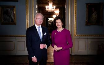 epa09666374 (FILE) - Swedish King Carl XVI Gustaf (L) and Queen Silvia of Sweden pose at the Royal Castle in Stockholm, Sweden, 03 December 2020 (reissued 04 January 2022). 75-year-old King Carl Gustaf and Queen Silvia tested positive for the coronavirus, as the Swedish royal family has announced. Both showed mild symptoms and went into domestic isolation.  EPA/Pontus Lundahl SWEDEN OUT *** Local Caption *** 56554007