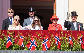 epa09952244 (L-R) Norway's Prince Sverre Magnus, Crown Princess Mette-Marit, Princess Ingrid Alexandra, Crown Prince Haakon, Queen Sonja and King Harald V greet from the balcony of the Palace during the National Day celebrations in the Castle Park in Oslo, Norway, 17 May 2022. Norway on 17 May marks the constitution declaring Norway as an independent kingdom 17 May 1814.  EPA/Annika Byrde NORWAY OUT NORWAY OUT