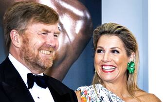 epa10044356 Dutch King Willem-Alexander (L) and Queen Maxima smile on the red carpet during their visit to celebrate the sixtieth anniversary of the Dutch National Ballet in Amsterdam, The Netherlands, 30 June 2022.  EPA/RAMON VAN FLYMEN