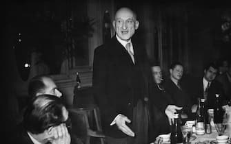 French Prime Minister Robert Schuman (1886 - 1963) addresses the weekly luncheon of the Anglo-American Press Association of Paris at the Club des Blindes, Avenue Gabriel, Paris, France, 1948. He is guest of honour at the luncheon. On his left is George Slocombe, chairman of the Association.  (Photo by Keystone/Hulton Archive/Getty Images)