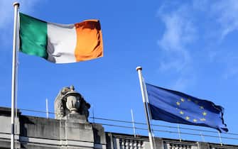 An Irish national flag (L) flies alongside a European Union (EU) flag in the centre of Dublin, Ireland on October 9, 2018. (Photo by Paul FAITH / AFP)        (Photo credit should read PAUL FAITH/AFP via Getty Images)