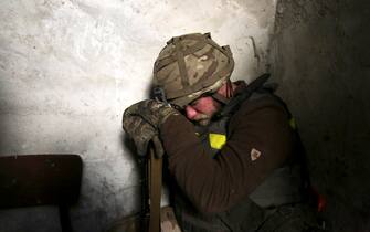 UKRAINE RUSSIA CONFLICT <p class="MsoNormal" style="text-align:justify"><o:p></o:p></p>Giorno 95: Un soldato ucraino
riposa appoggiato al fucile a Bakhmut, nel Donetsk - Ukrainian servicemen rest in shelter near the small city of Bakhmut, Donetsk region, Ukraine, 28 May 2022. On 24 February, Russian troops invaded Ukrainian territory starting a conflict that has provoked destruction and a humanitarian crisis. EPA/STR