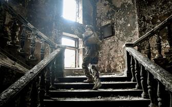 <p class="MsoNormal" style="text-align:justify"><o:p></o:p></p>Giorno 49: Soldati russi nel
teatro di Mariupol - A Russian soldier climbs stairs at the Mariupol drama theatre, hit on March 16 by an airstrike, on April 12, 2022 in Mariupol, as Russian troops intensify a campaign to take the strategic port city, part of an anticipated massive onslaught across eastern Ukraine, while Russia's President makes a defiant case for the war on Russia's neighbour. - *EDITOR'S NOTE: This picture was taken during a trip organized by the Russian military.* (Photo by Alexander NEMENOV / AFP)