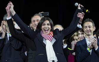 epa04147889 Parti Socialist (PS) political party candidate for Paris' 2014 Municipal Election, Anne Hidalgo (C-R) celebrates on stage with outgoing mayor of Paris, Bertrand Delanoe (C-L) after winning the second round of the 2014 Municipal Election with 54.5 per cent of the vote, in front of the Hotel de Ville (Town Hall) in Paris, France, 30 March 2014.  EPA/IAN LANGSDON