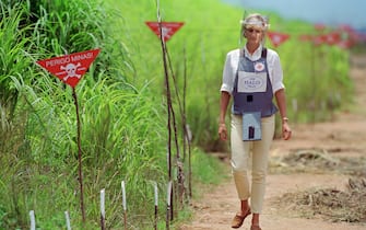 ANGOLA - JANUARY 05:  Diana, Princess of Wales wearing protective body armour and a visor visits a landmine minefield being cleared by the charity Halo in Huambo, Angola  (Photo by Tim Graham Photo Library via Getty Images)