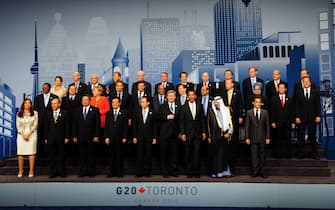 epa02226750 Leaders of the G20 countries and organizations pose for a family photo at the G8 Summit in Toronto, Ontario, Canada on 27 June 2010. The leaders of the industrialized countries are meeting to address critical global challenges in such areas as health, education and peace and security.  EPA/FACUNDO ARRIZABALAGA