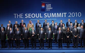 epa02443541 World leaders pose for a family photo before the start of the G20 Summit in Seoul, South Korea, 12 November 2010. World leaders at the G20 summit in Seoul will struggle today to concoct language on which they can all agree for a final communique which few expect to resolve the key issues of currency valuation and trade.  EPA/Stefan Rousseau / POOL
