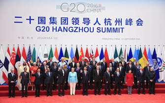 epa05523189 Leaders pose for a family photo during the G20 Summit in Hangzhou, China, 04 September 2016. The G20 Summit is held in Hangzhou on 04 to 05 September.  EPA/HOW HWEE YOUNG