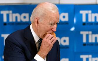 US President Joe Biden eats a donut during an Oregon Democrats grassroots phone banking event at SEIU Local 49 in Portland, Oregon, October 14, 2022. (Photo by SAUL LOEB / AFP) (Photo by SAUL LOEB/AFP via Getty Images)