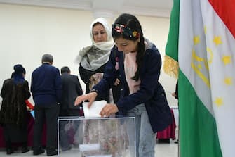 People vote during Tajikistan's parliamentary election at a polling station in Dushanbe on March 1, 2020. (Photo by Nozim Kalandarov / AFP) (Photo by NOZIM KALANDAROV/AFP via Getty Images)