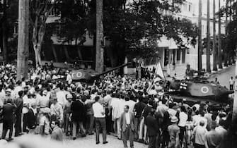 Brazilian army tanks arrive at Guanabara Palace, on April 01, 1964 in Rio de Janeiro during the military putsch that led to the overthrow of President Joao Goulart by members of the Brazilian Armed Forces, and a military regime led by Humberto Castelo Branco. (Photo by - / AFP)        (Photo credit should read -/AFP via Getty Images)