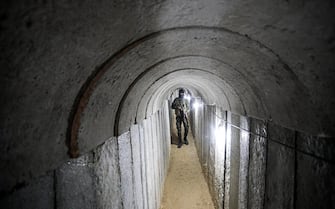Un guerrigliero di Hamas si nasconde in un tunnel sotto Gaza
