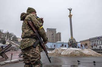 UKRAINE RUSSIA CONFLICT epa09797299 A Ukrainian military member stands guard at Independence Square, in Kyiv (Kiev), Ukraine, 02 March 2022. Russian troops entered Ukraine on 24 February prompting the country's president to declare martial law and triggering a series of severe economic sanctions imposed by Western countries on Russia. EPA/ROMAN PILIPEY