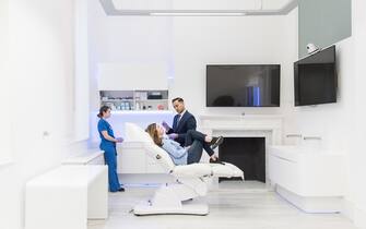 London (England), Dr Tapan Patel, director of the PHI Clinic, prepares to inject a patient with hyaluronic acid. The PHI is one of the most exclusive cosmetic clinics in the United Kingdom: it is here that affluent British women come to try and combat the signs of aging.